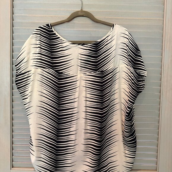 Ava Sky Top, Size S but can fit M or L as runs very large - Picture 3 of 4